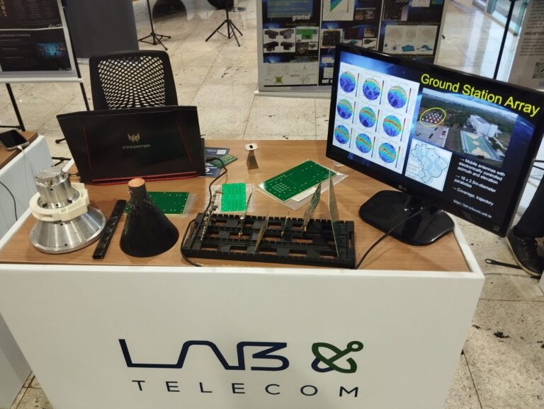 O Lab Telecom, vinculado ao LITE marca presença em um dos eventos mais importantes do setor no país: o III Congresso Aeroespacial Brasileiro (III CAB). Na ocasião, teremos o orgulho de expor o projeto Grand Station, uma iniciativa que reforça nosso compromisso com o desenvolvimento tecnológico e a inovação no ecossistema aeroespacial brasileiro.